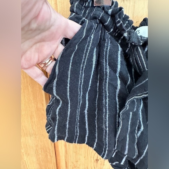 🎉Women’s XS Hollister Shorts Black & White Elastic Waist w/Belt - Picture 5 of 10